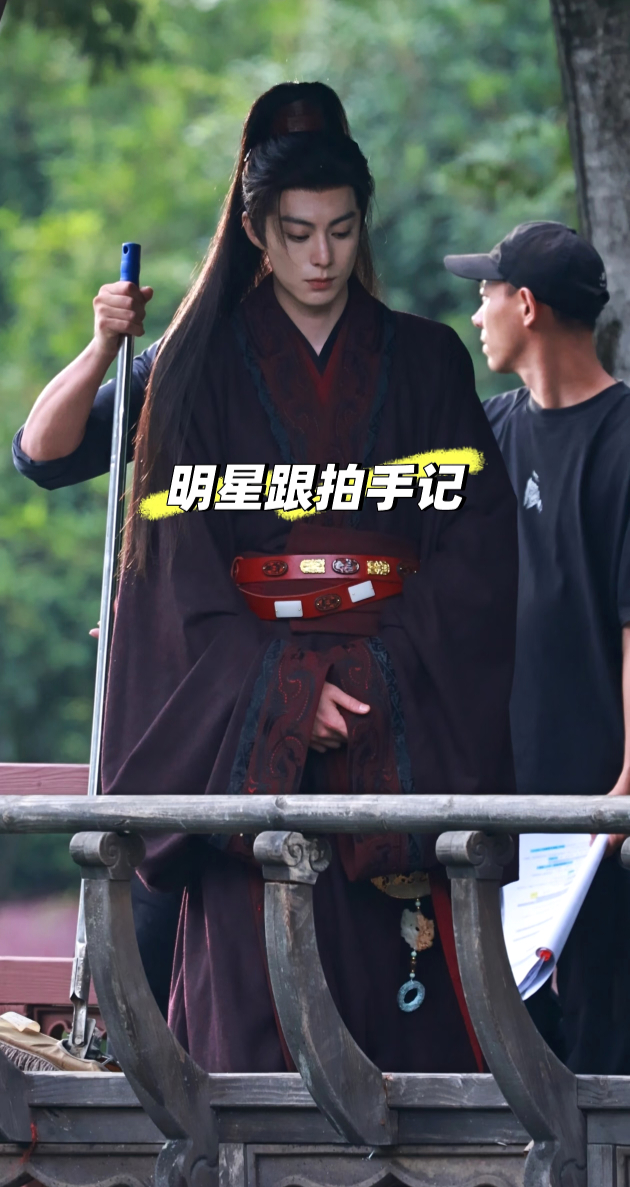 从肩侧落下的头发好美好温婉…完全我妈妈 