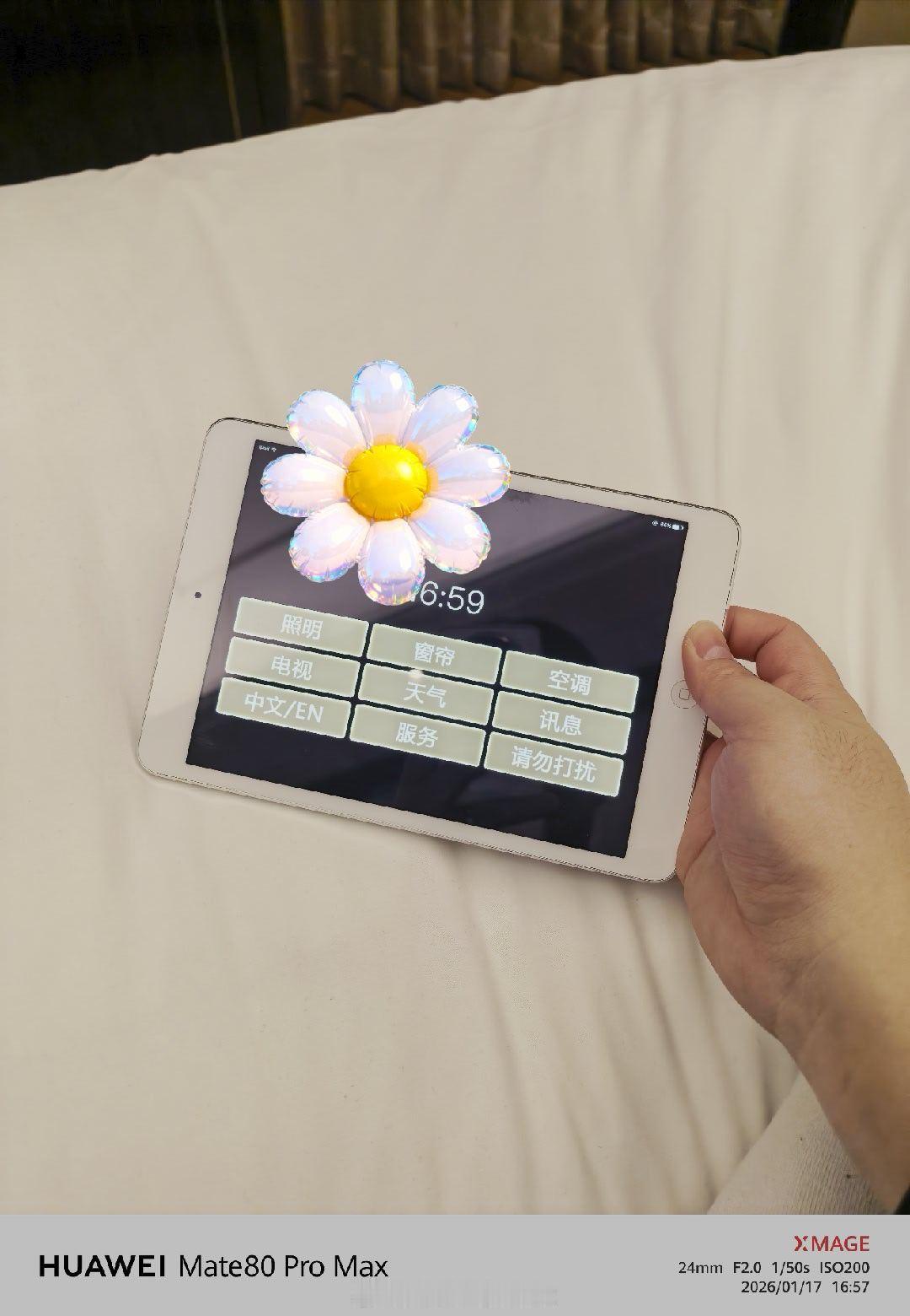 这酒店的控制中枢，竟然是一个老款iPad mini不得不说，这老iPad全铝机身