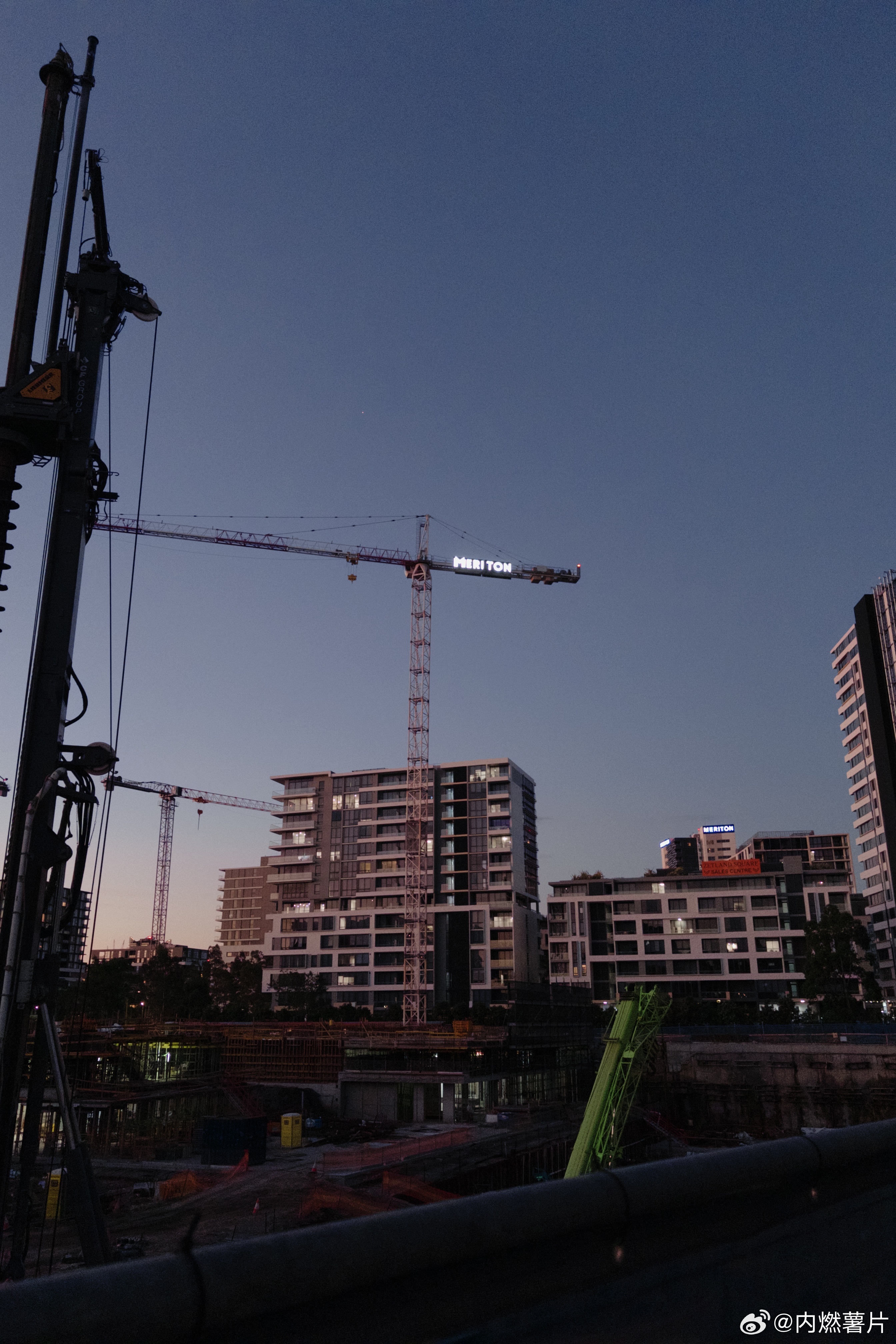 蓝调的工地，工人比我早下班 