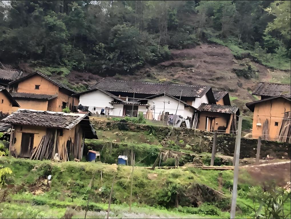 为什么中国总是花费巨资把基础设施修到贫困山区，而不是让村民从大山深处搬出来，同时