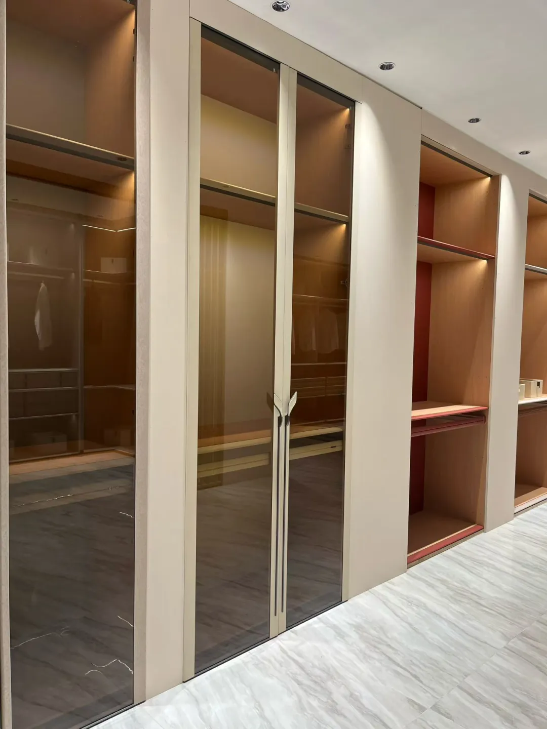 皮革门安装落地效果