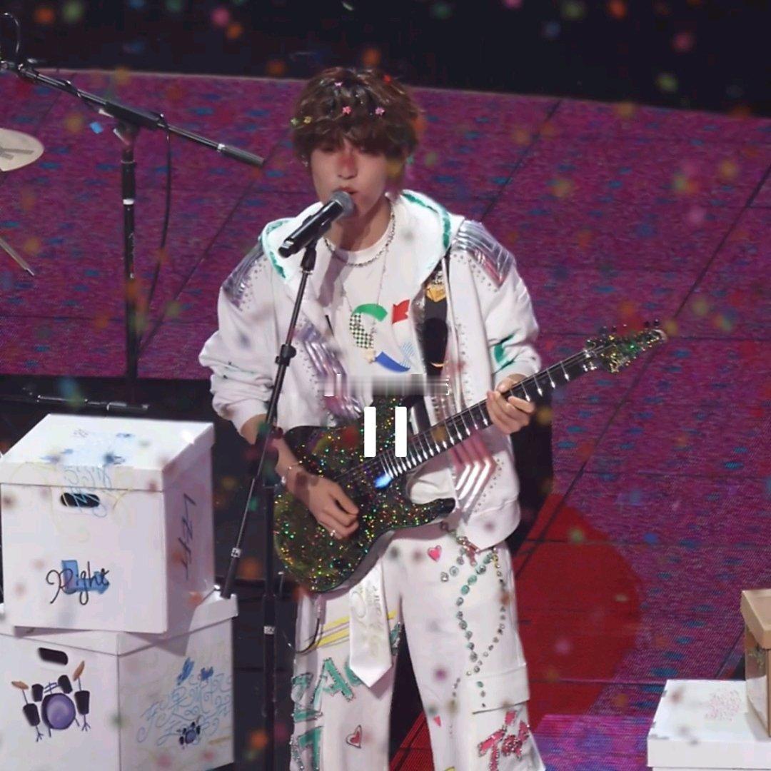 张泽禹高音大主唱控场 张泽禹《爱丫爱丫》弹唱太绝！高音稳准狠，唱功在线好好听，已