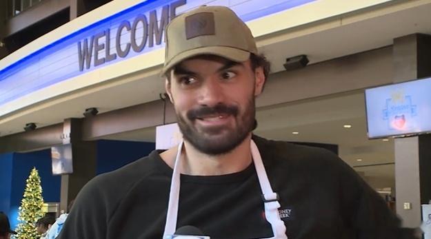 近日是美国和加拿大的感恩节，火箭中锋亚当斯参加了社区互动活动。在谈及感恩节的传统