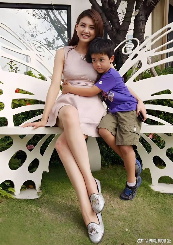 她曾是无数人心目中甜美的女星，如今，她依旧一个人独自养育着孩子 