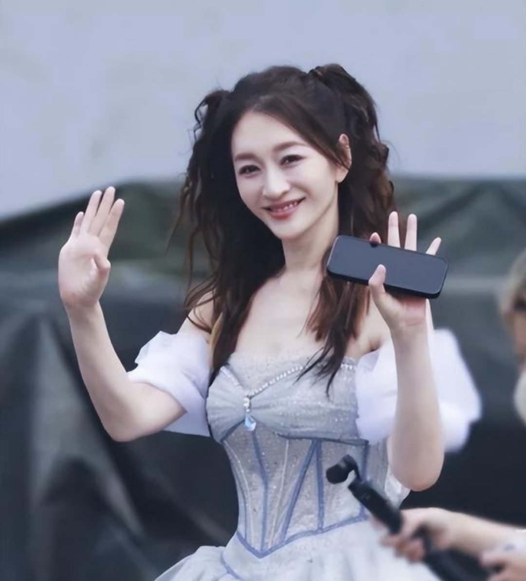 李小冉本名李晓冉变的是名字，不变的是那股敢做自己的劲儿。观众爱的从来不是完美模板