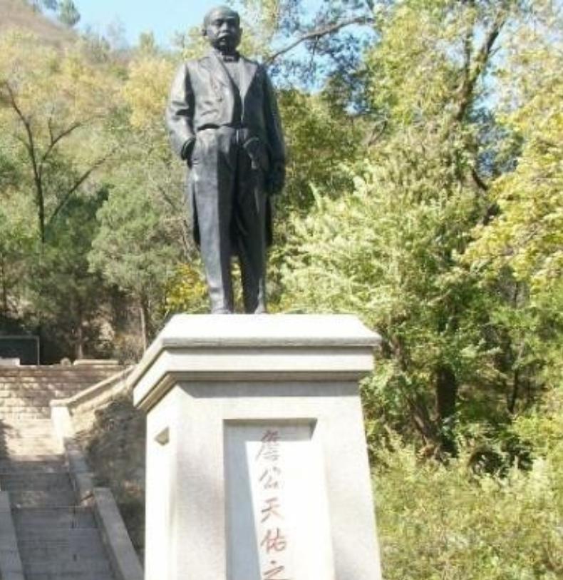 1982年秋，铁道部的人扛着铁锹站在北京西郊的坟前，准备把詹天佑的墓挪到青龙桥火