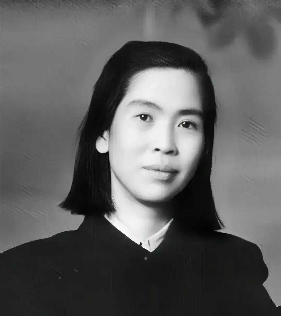 这是毛主席的妻子贺子珍年轻时的真实样貌，都看看吧，她眉眼清秀，气质婉约，令人倾心