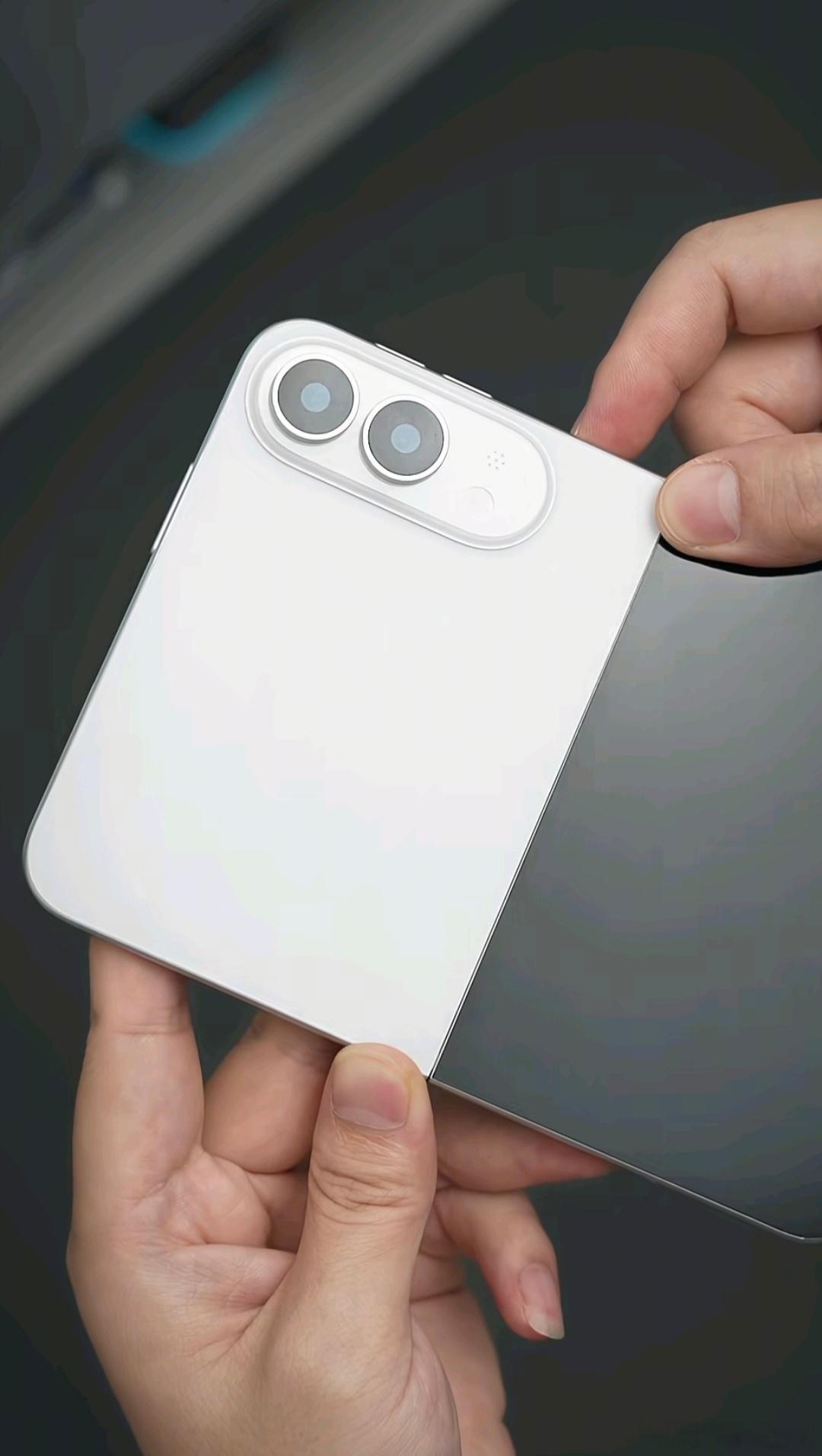 iPhoneUltra黑色机模 5.5英寸外屏7.8英寸内屏，内屏左上角单孔前摄