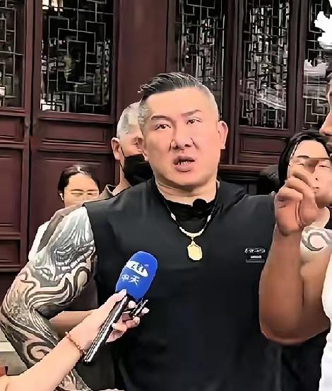 台湾那个“馆长”直接开麦怼国民党
这次去大陆交流，我就送你们八个字：摆正位置，少