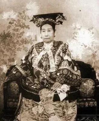 慈禧死因是戒烟？

据说光绪末年，清朝禁烟，慈禧是京城天字第一号的老烟枪，这时候