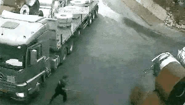 保安被认知害S了，他丝毫不知道这个钢卷会重达10多吨，以为他用尽全力能够挡住，却