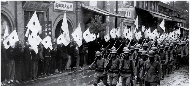 1941年，日本鬼子抓来了20多个年轻的姑娘。在几位姑娘即将被糟蹋时，一名汉奸却