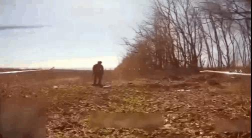 1名俄军士兵发觉被乌军无人机盯上后，采取标准保护动作，俯卧护住脸，以便神经末梢较