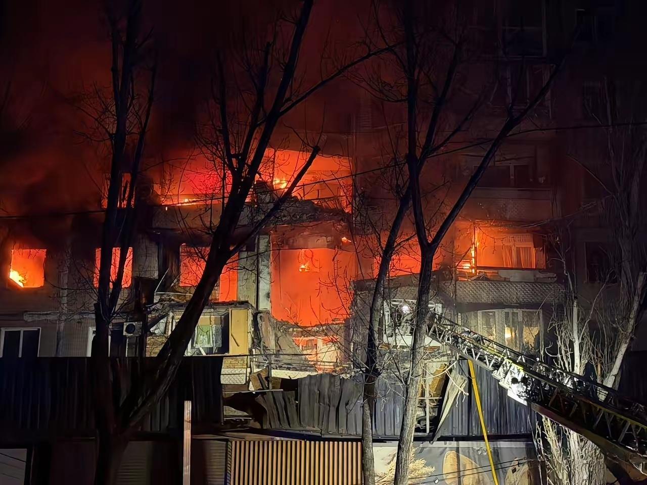 俄军对敖德萨发动袭击。

​​目前已知有三人受伤，民用基础设施遭受严重损毁，袭击