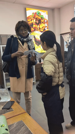 一个老外在一家“土菜馆”点了一大桌子饭菜。
结账的时候竟然发现自己身上的钱没有带