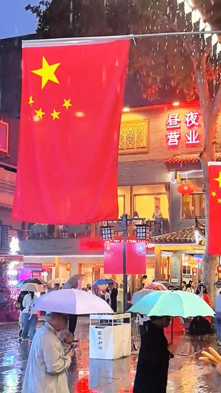 10月5日，洛阳西工小街的雨真不小。网友：大雨也要游洛阳。