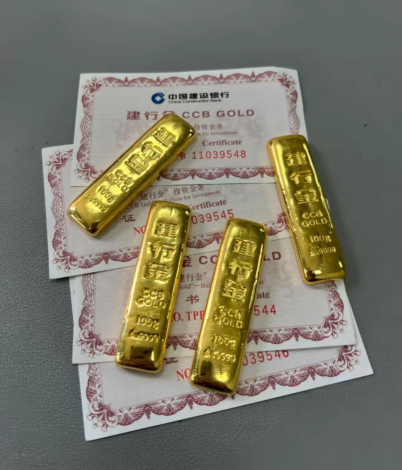 6月23日，
国际金价已经跌疯了，
22号还是918一克，现在已经跌到了
深夜翻