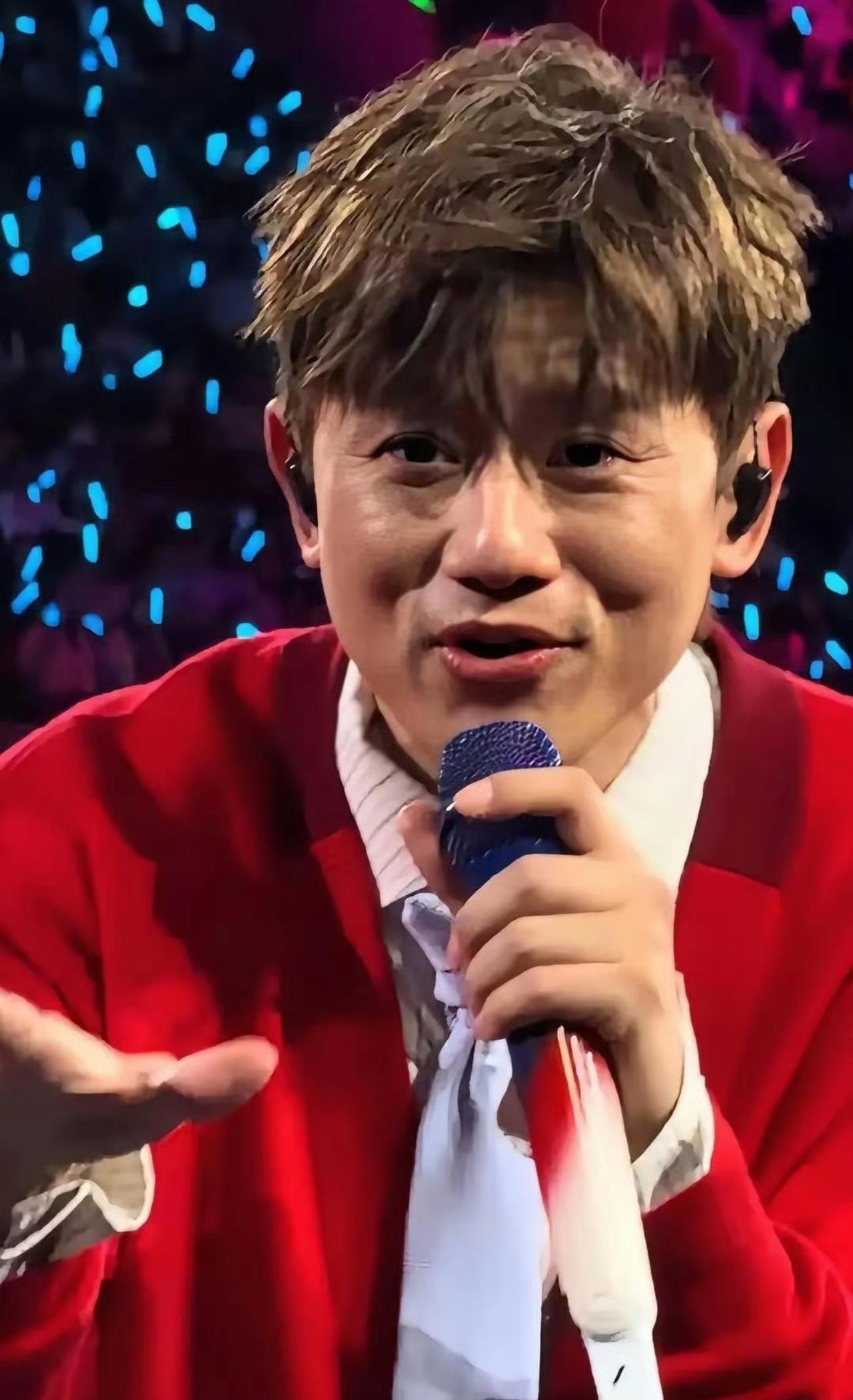 张杰终究还是也上了岁数
看到网友分享了几张张杰演唱会的照片，没有滤镜、没有美颜、