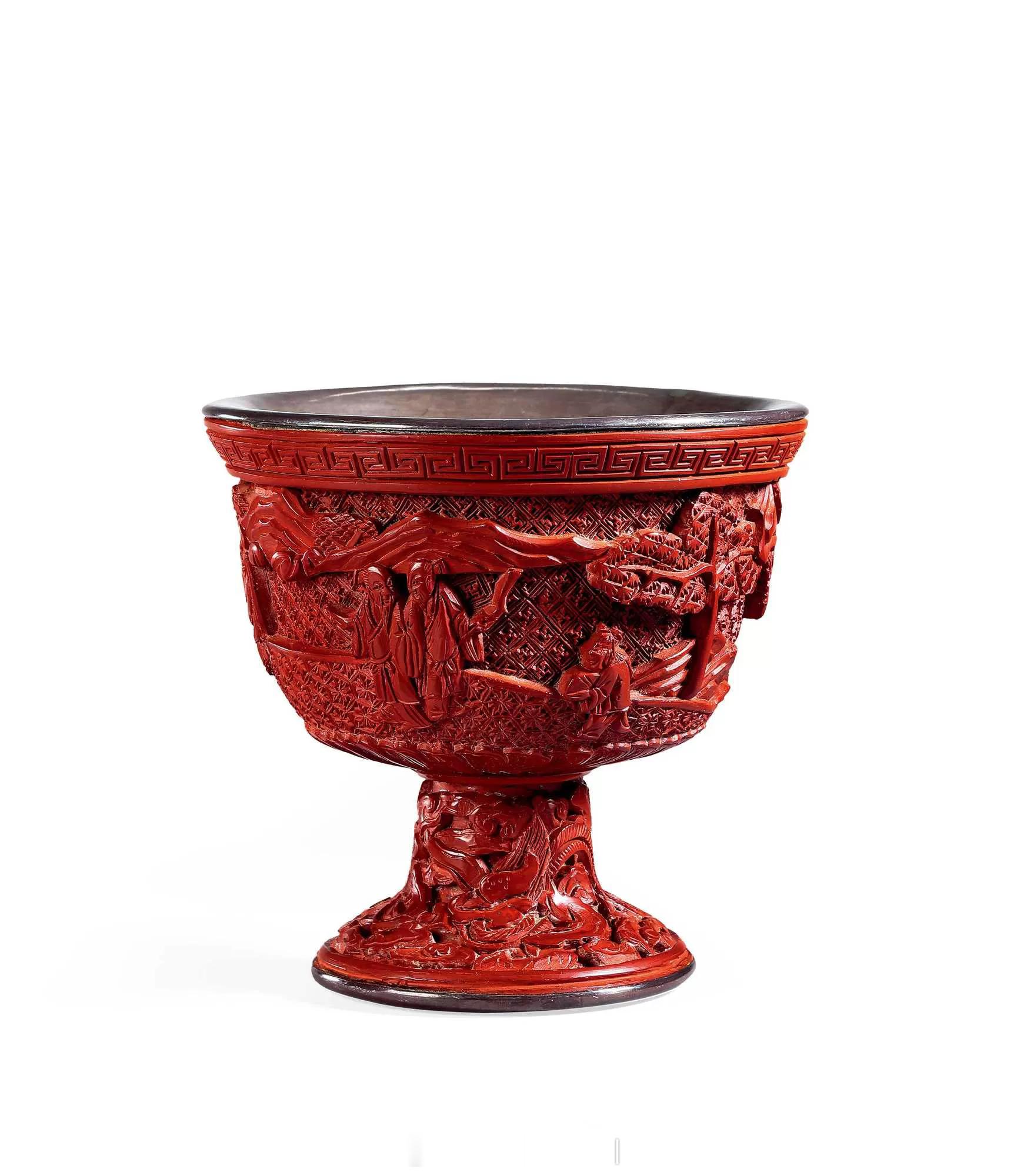 髹饰录 | 明晚期 剔红访友图高足杯备注：日本藏家旧藏杯敞口，弧腹，较深，高圈足