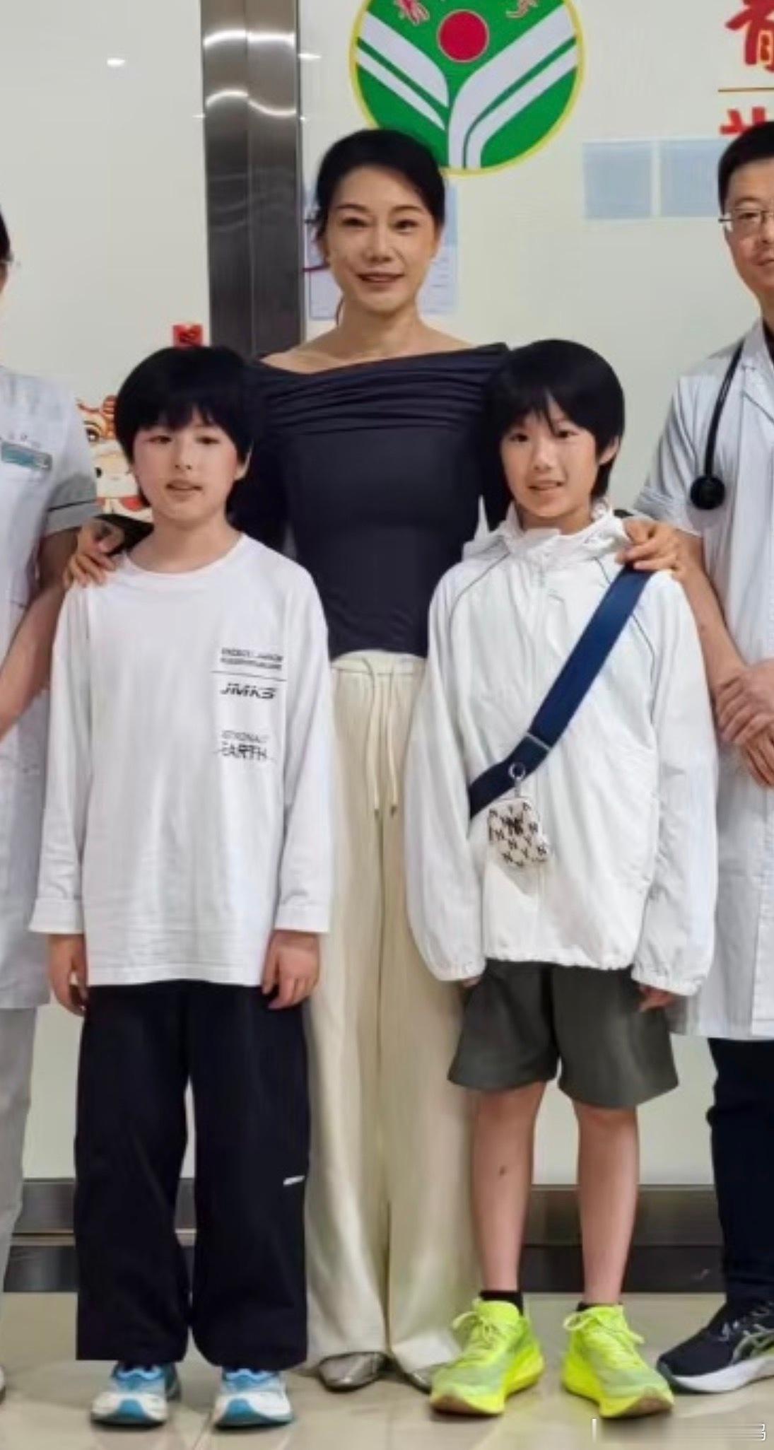 我突然发现这俩小孩脸型很玉骏一个包子脸一个窄一点 