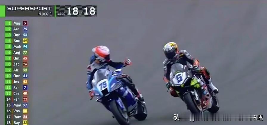 冲过终点后，5号和75号点头互赞，5号还拍拍75号的车，似乎在说干得漂亮，69号