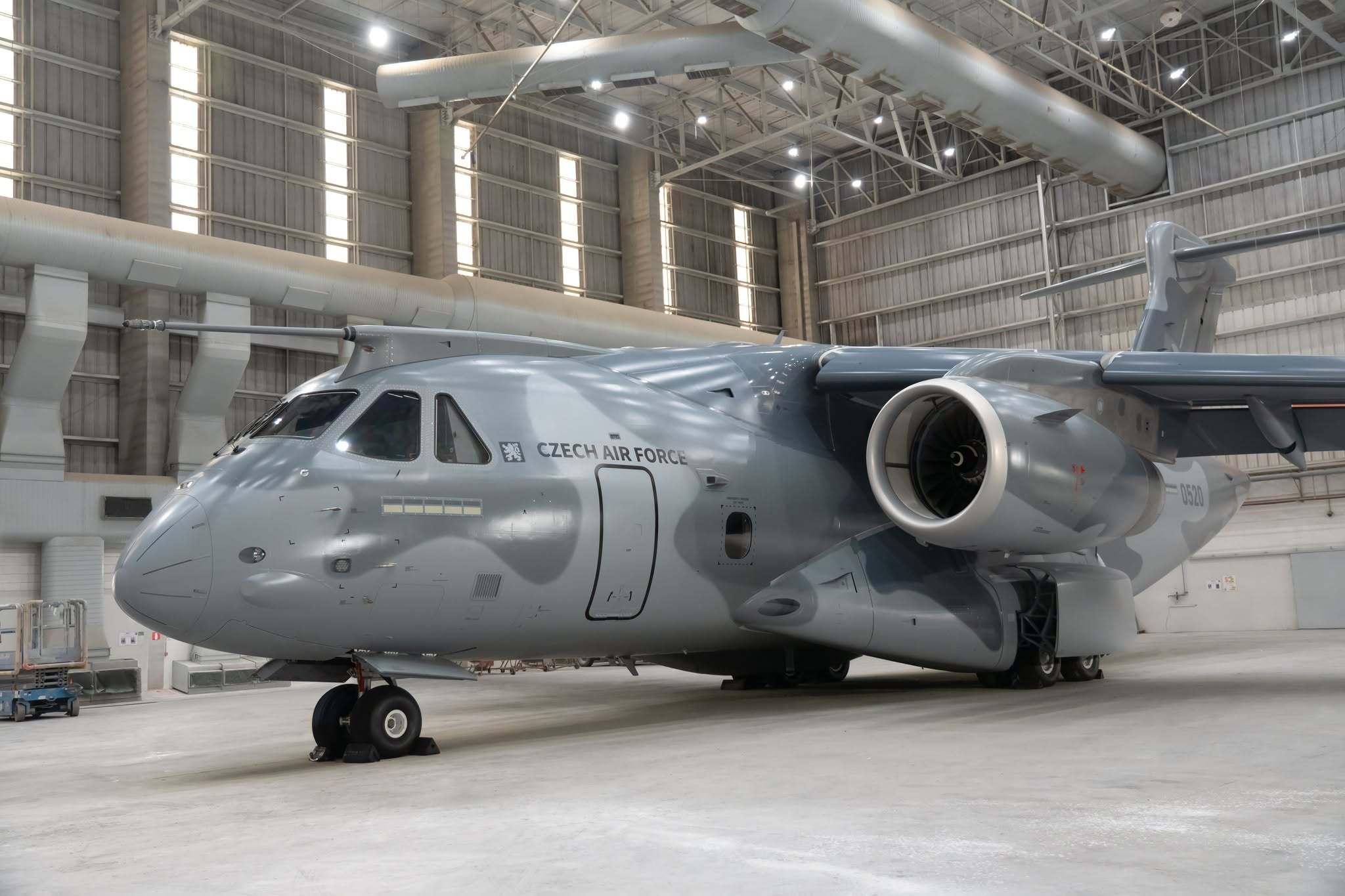 捷克空军首架采用全新迷彩涂装的巴西航空工业公司C-390。它即将降落在布拉格-克