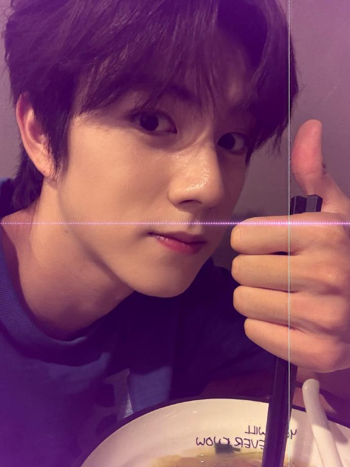 #赵一博说我好爱吃面##赵一博晒吃面plog# 赵一博对吃面的喜爱，如同对生活的