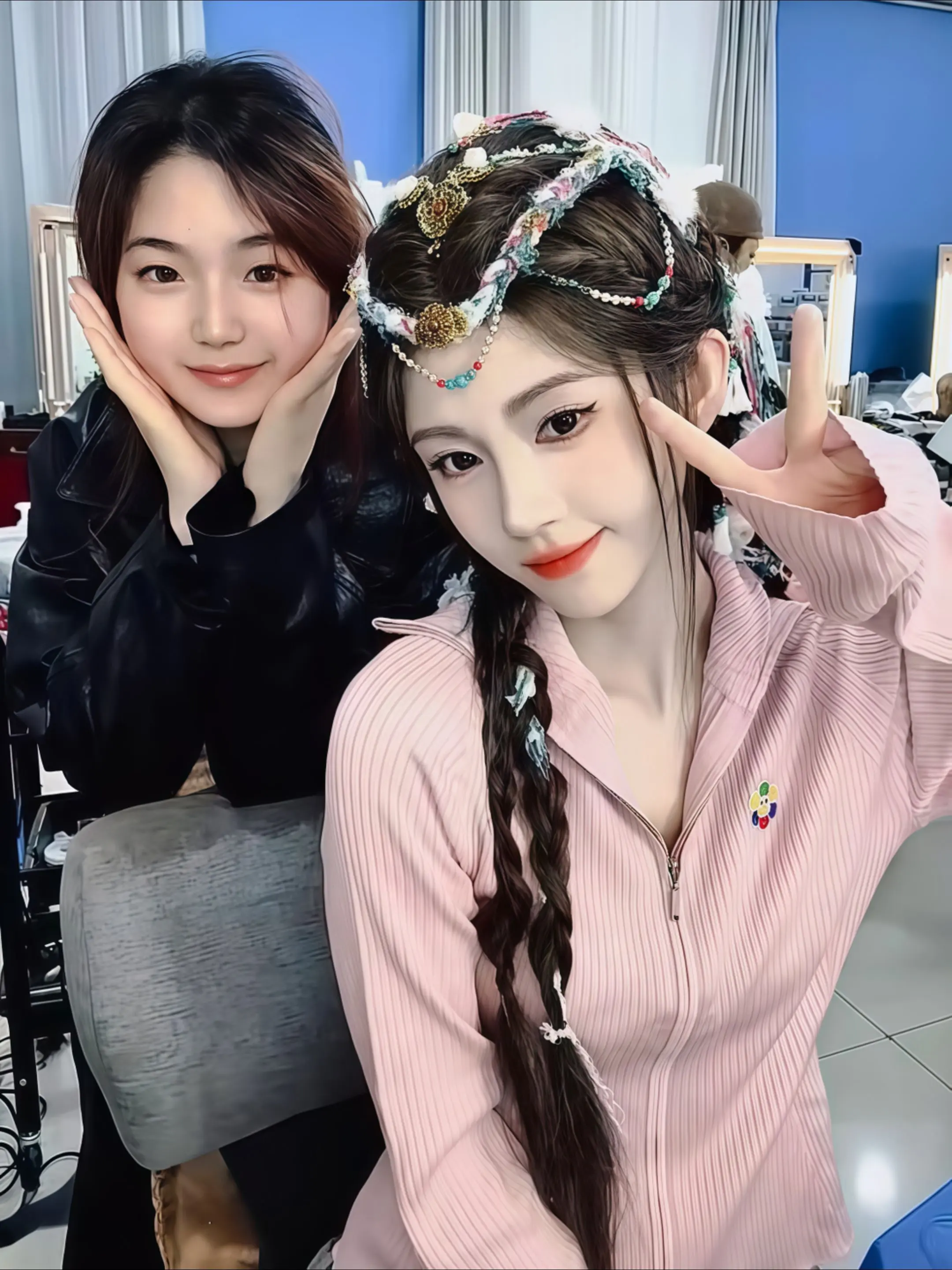 是地珠和化妆老师的合照。露芜衣古装