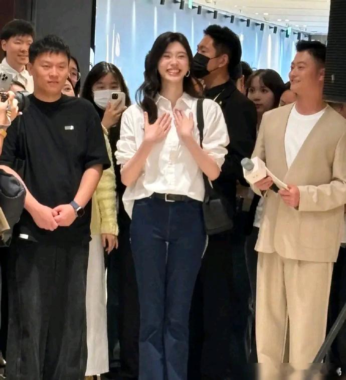 奚梦瑶最新活动惊艳亮相，面相似有微妙变化。从昔日超模的“冷艳杀气”，到如今豪门福