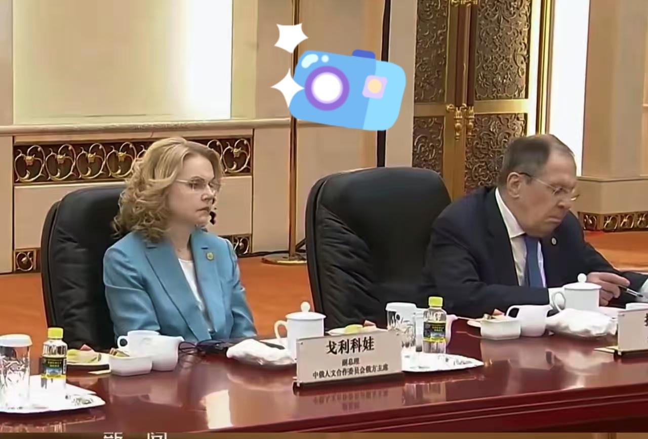 普京访华，这个漂亮女人非常显眼…
她名字叫戈利科娃，今年已60岁，俄罗斯副总理，