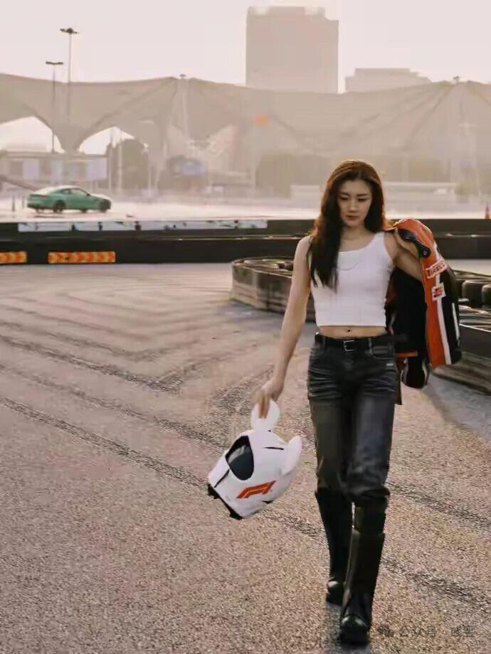 这是梦姐吗，乒乓球运动员还会赛车，太帅了，女中豪杰，青岛太骄傲了！
身材真的绝好