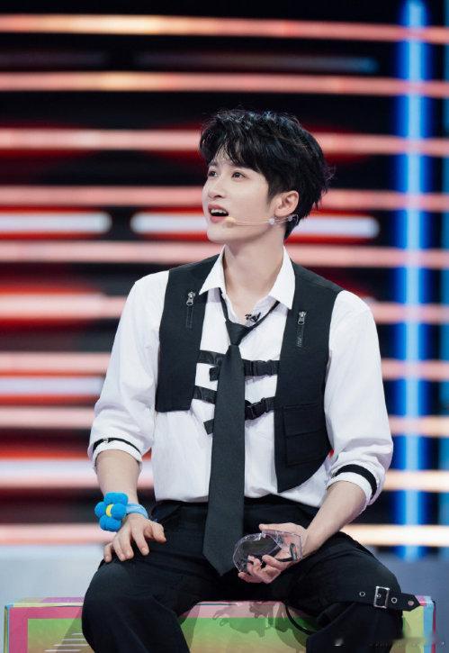 檀健次的嗓音条件真的太好了，自带滤镜的声线，低沉中带着温柔，每一句话都像在撩拨心