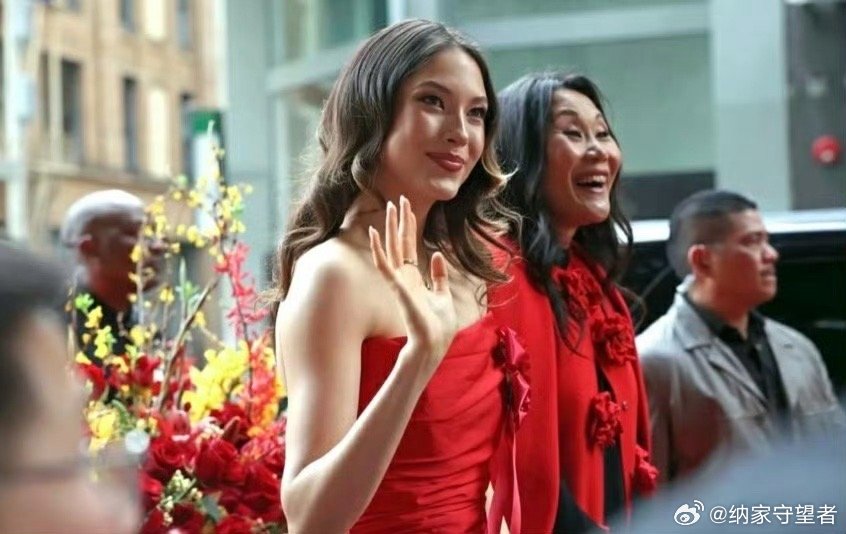 谷爱凌和妈妈一起出席活动一袭红衣，真正是美艳动人，场上拿金牌，场下玩的嗨，这才是