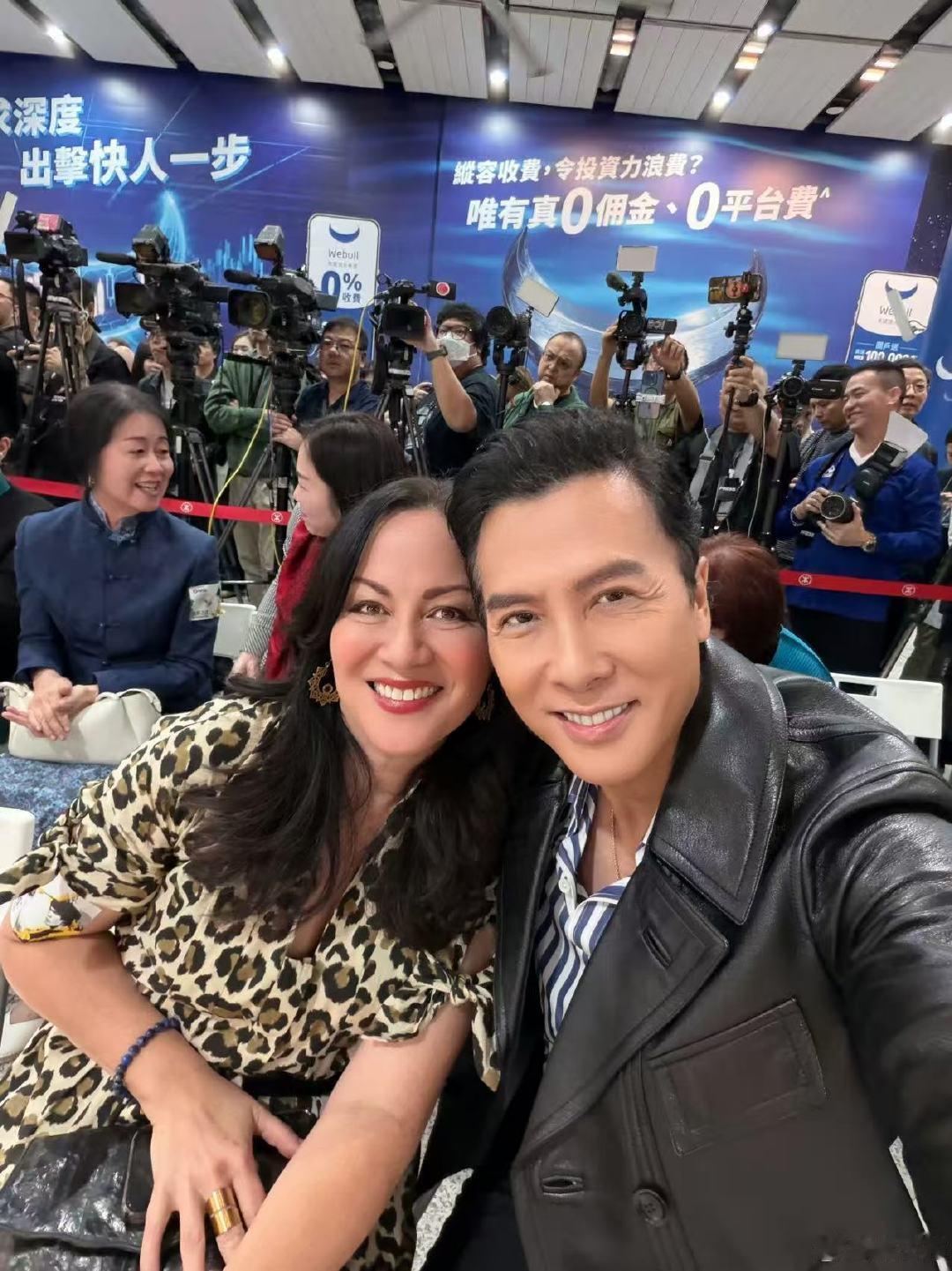 杨丽萍甄子丹争相收藏一只鸡 浙江卫视银龄春晚一只手工布鸡让杨丽萍、甄子丹双双收藏