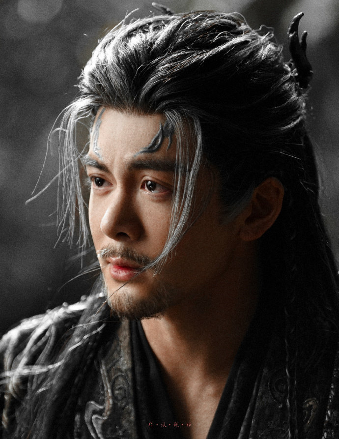 曾舜晞20多岁最老的样子真的太有故事感了，老年版曾舜晞自带破碎感与张力，眼神里全