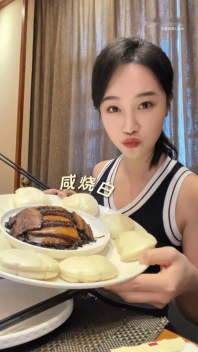 蓝盈莹成都吃兔头 被成都做局了，原来是饭局😂，跟着蓝盈莹打卡成都美食局。勇敢挑