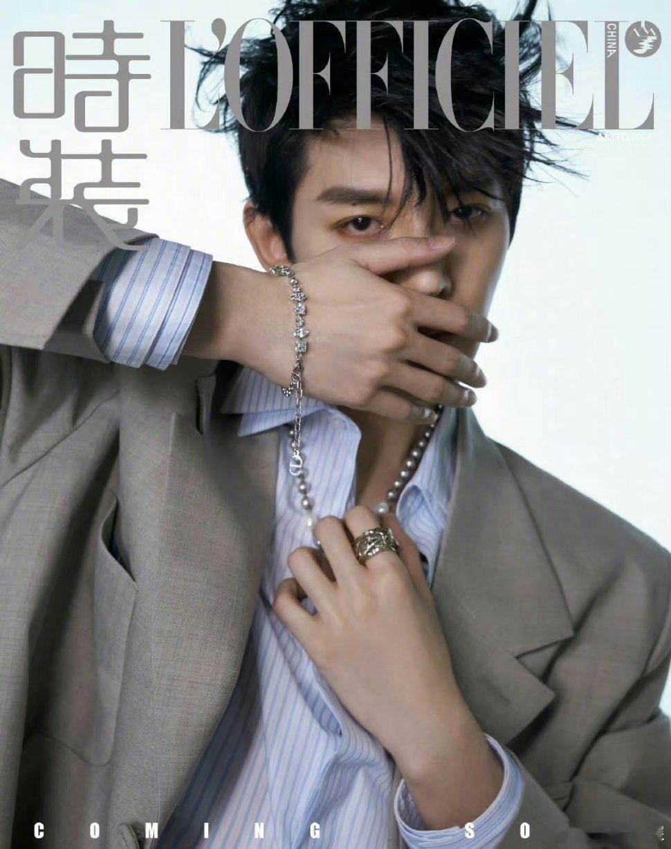 #邓为时装三月开季刊# 邓为时装三月刊封面🈶来看看时尚表现力如何[送花花]#邓