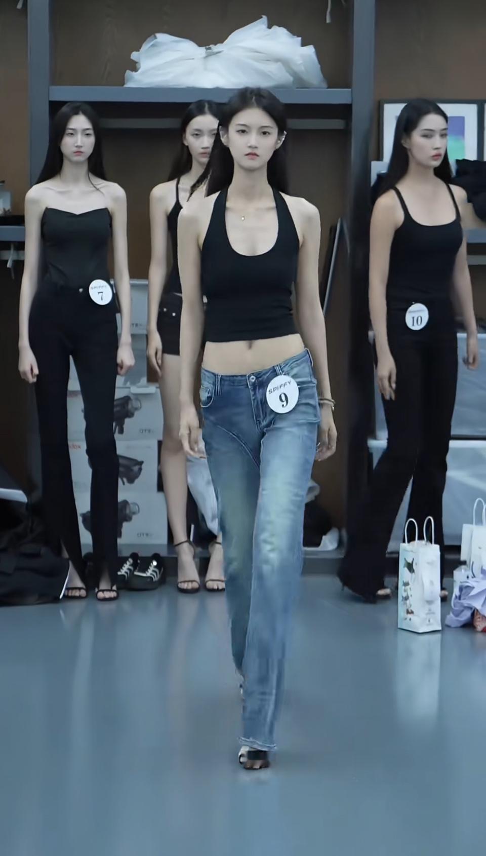 1. 模特面试现场的气场杀，九号选手的台步自带锋芒，青春的底气都写在笔直的腰杆里