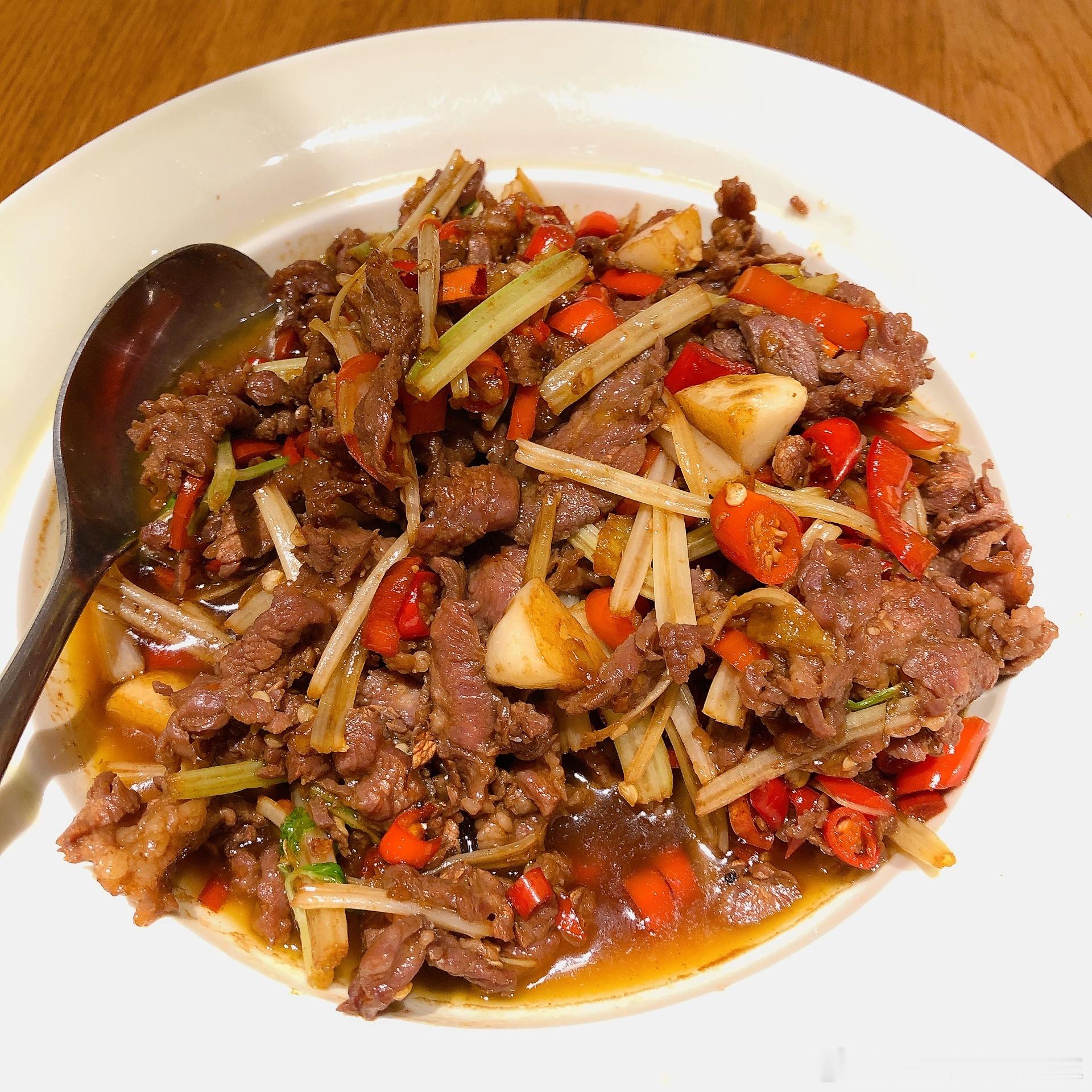 今日好奇心，雁舍在点臭豆腐之前我和隔壁点的都一样肉汤泡饭不怎么辣好吃的小炒黄牛肉