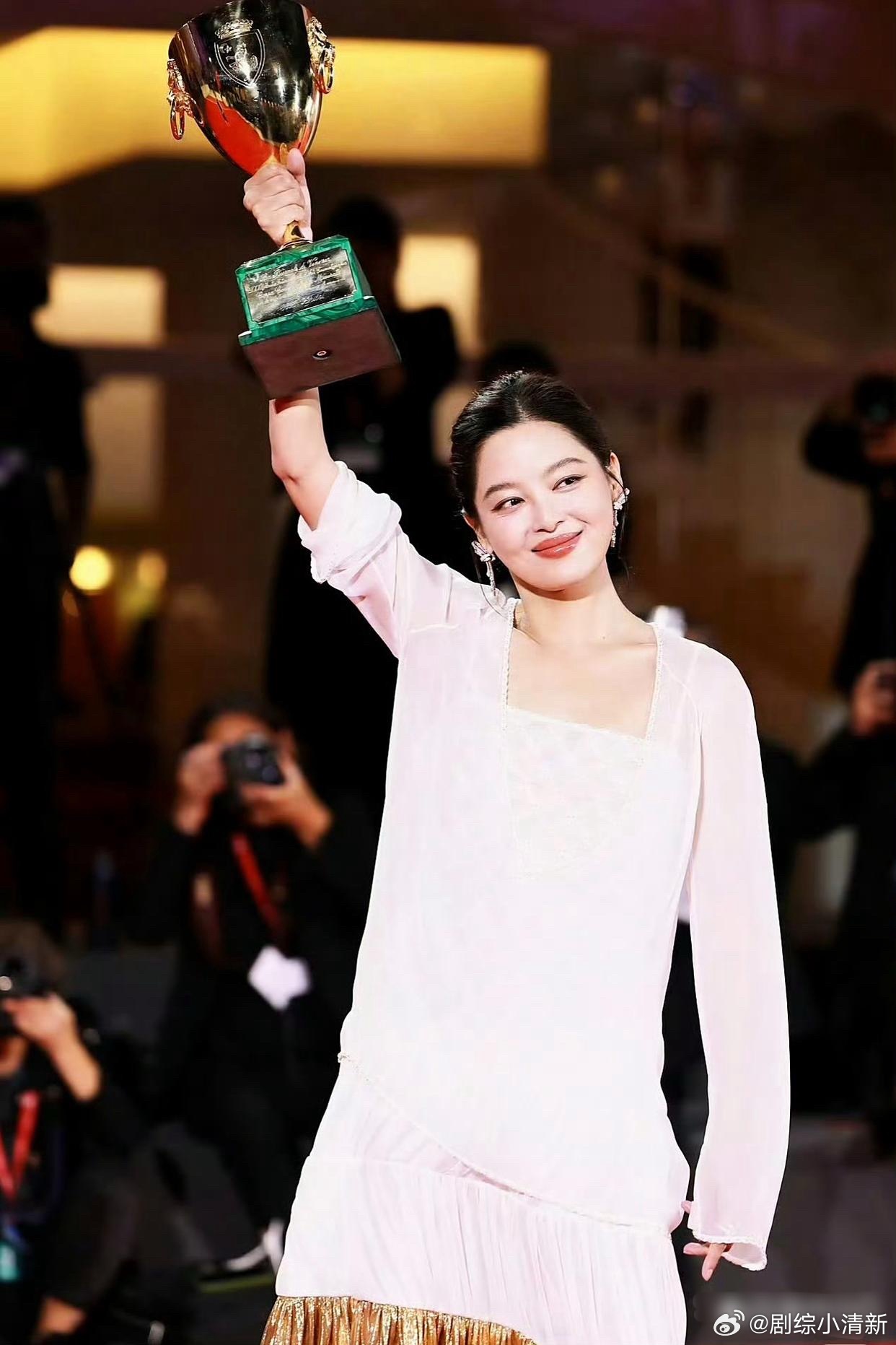 辛芷蕾获奖后采访太有意思了！东北大妞藏不住心里话，坦荡荡的劲儿，用rapper的