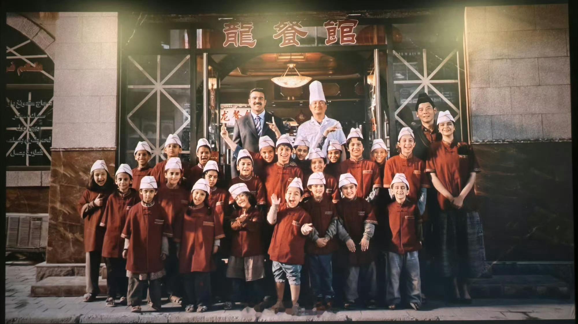 蒋奇明戏里戏外都在带娃蒋奇明和外国小孩处挺好戏里战乱中护娃，戏外片场哄娃。蒋奇明