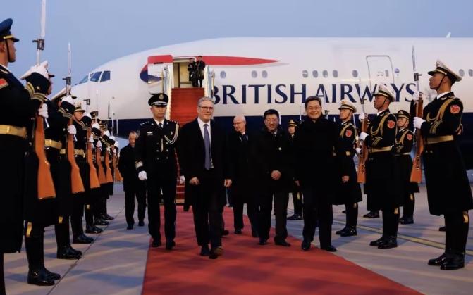 刚刚到中国，英国首相就迫不及待发文！

斯塔默1月28日发文说：“已抵达中国——