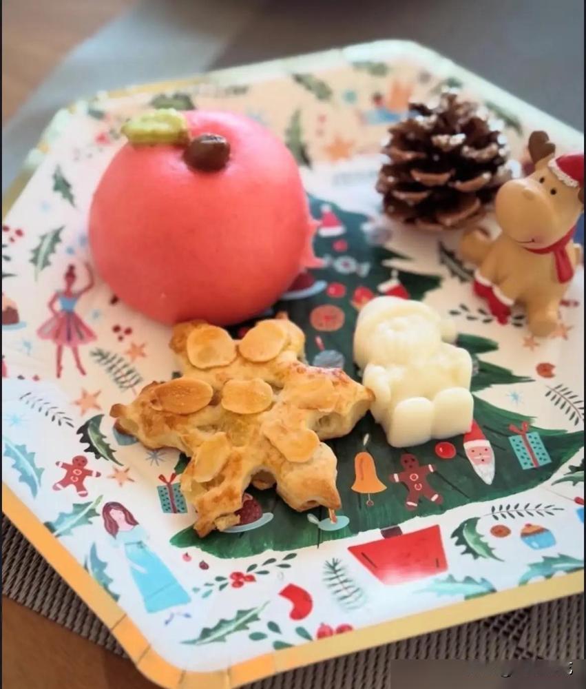 笑了，这哪是松弛啊，是钞能力焊死的老钱模仿秀吧？
5万一晚的沙滩椅当马扎坐，百