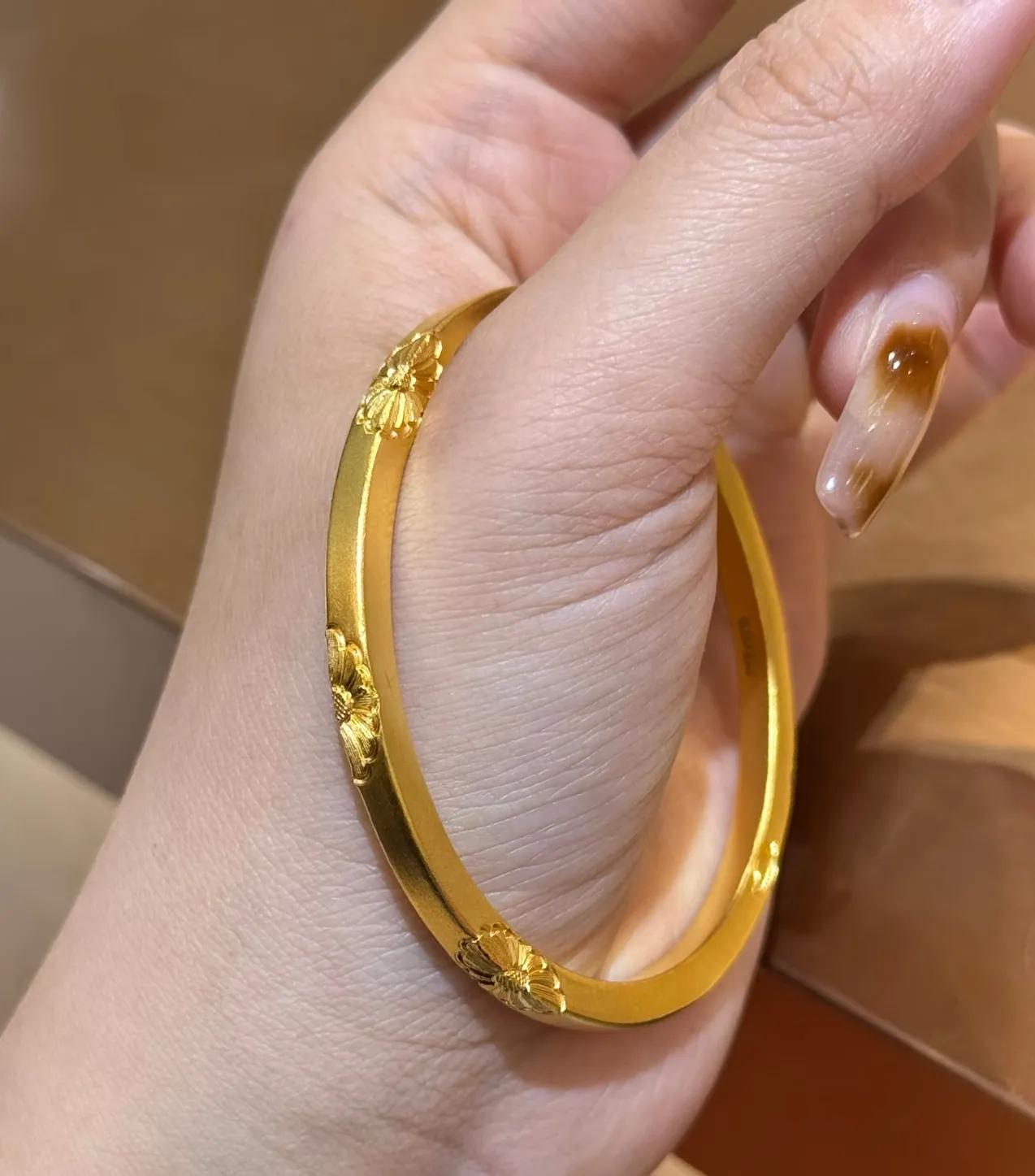 黄金跟风一：
买了黄金的人，都傻眼了，金价跌到997了。   
昨天看到很多新手