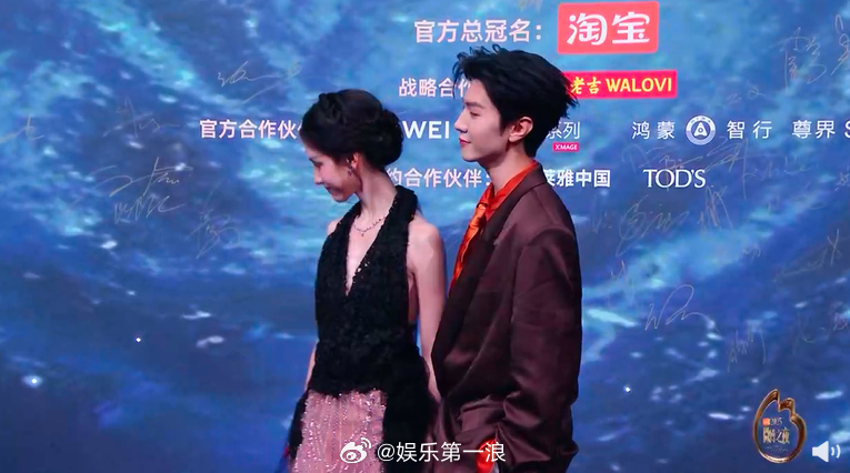 陈哲远在陈都灵背后比耶陈哲远悄悄在陈都灵背后比耶