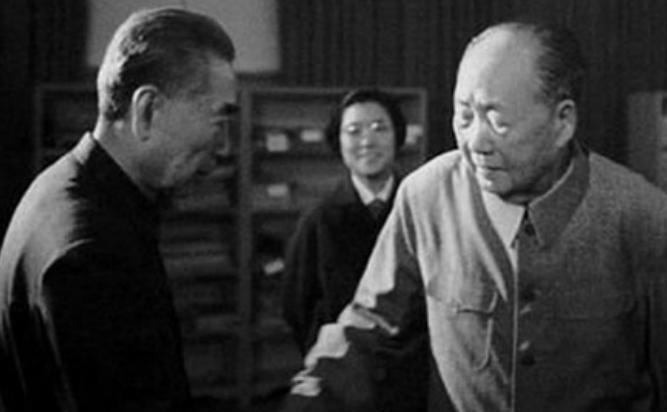 周恩来逝世后，毛主席对挚友的真实情感有多深厚？他的反应让无数人为之动容
1975