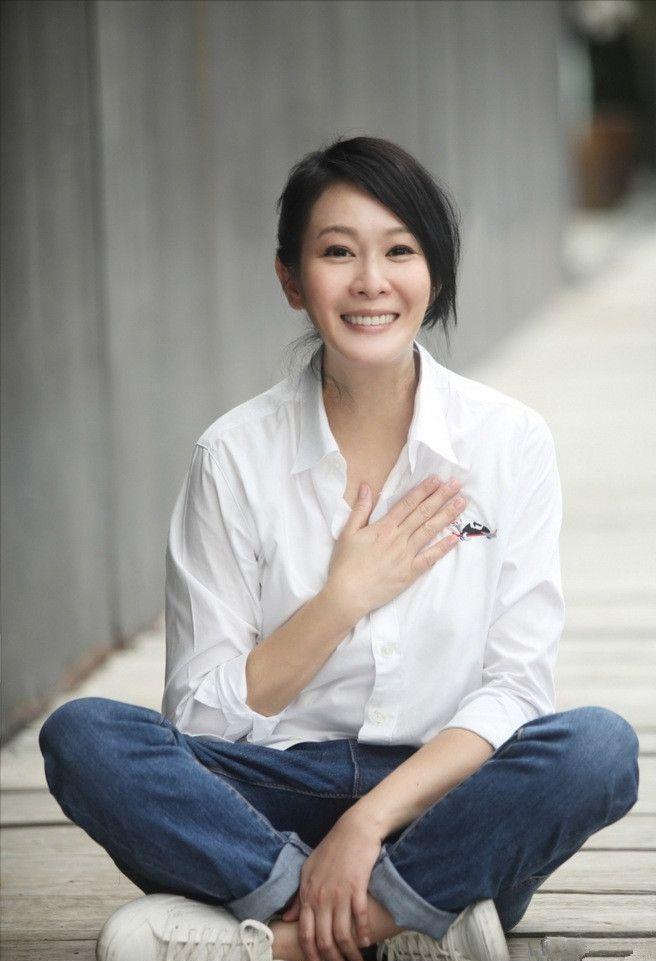 2011年，刘若英嫁给了身家68亿的富商钟小江，婚前刘若英约法三章：可以同居但必