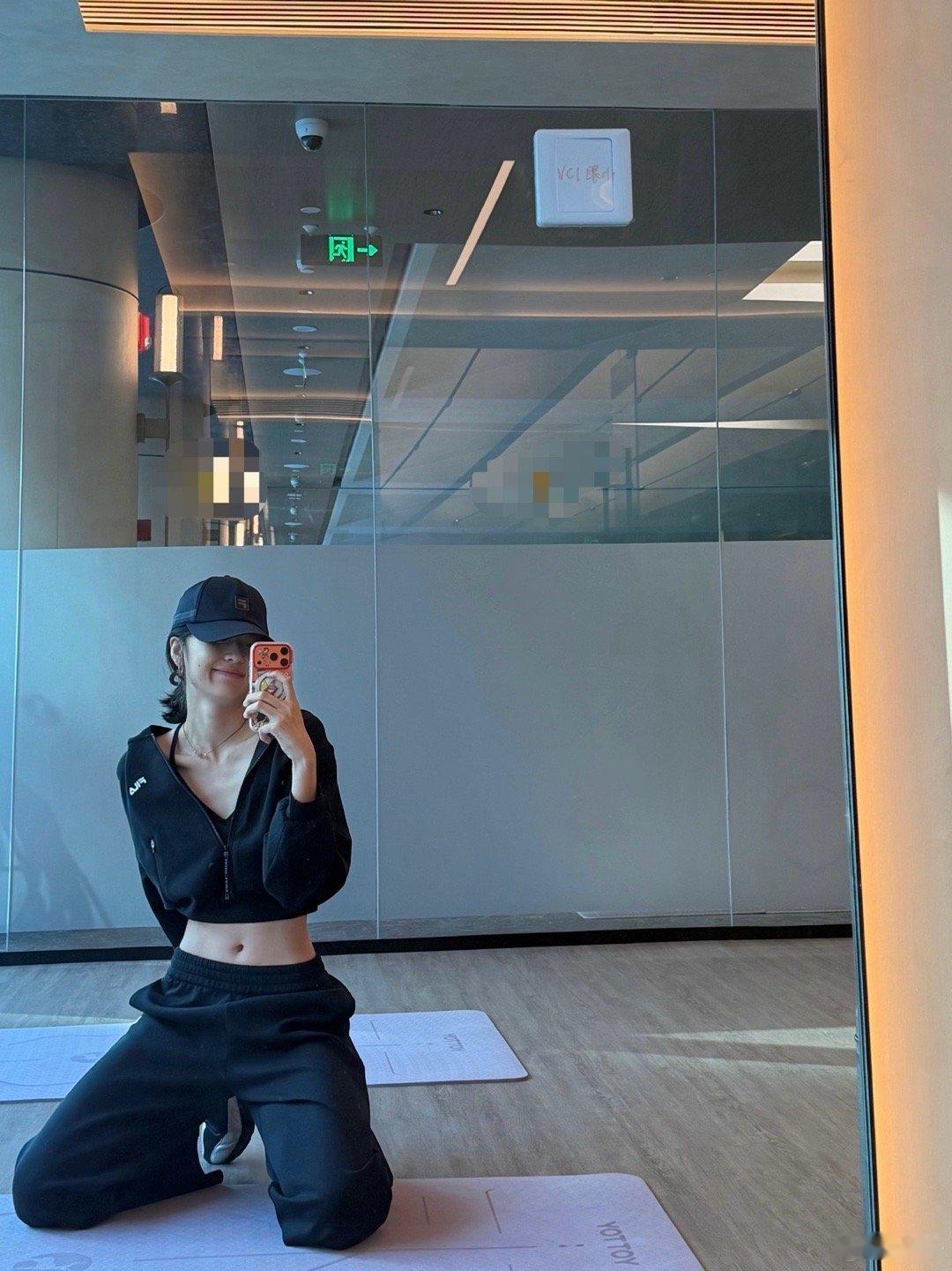 孙千这个马甲线是真的牛…….这姐的身材管理太好了。 