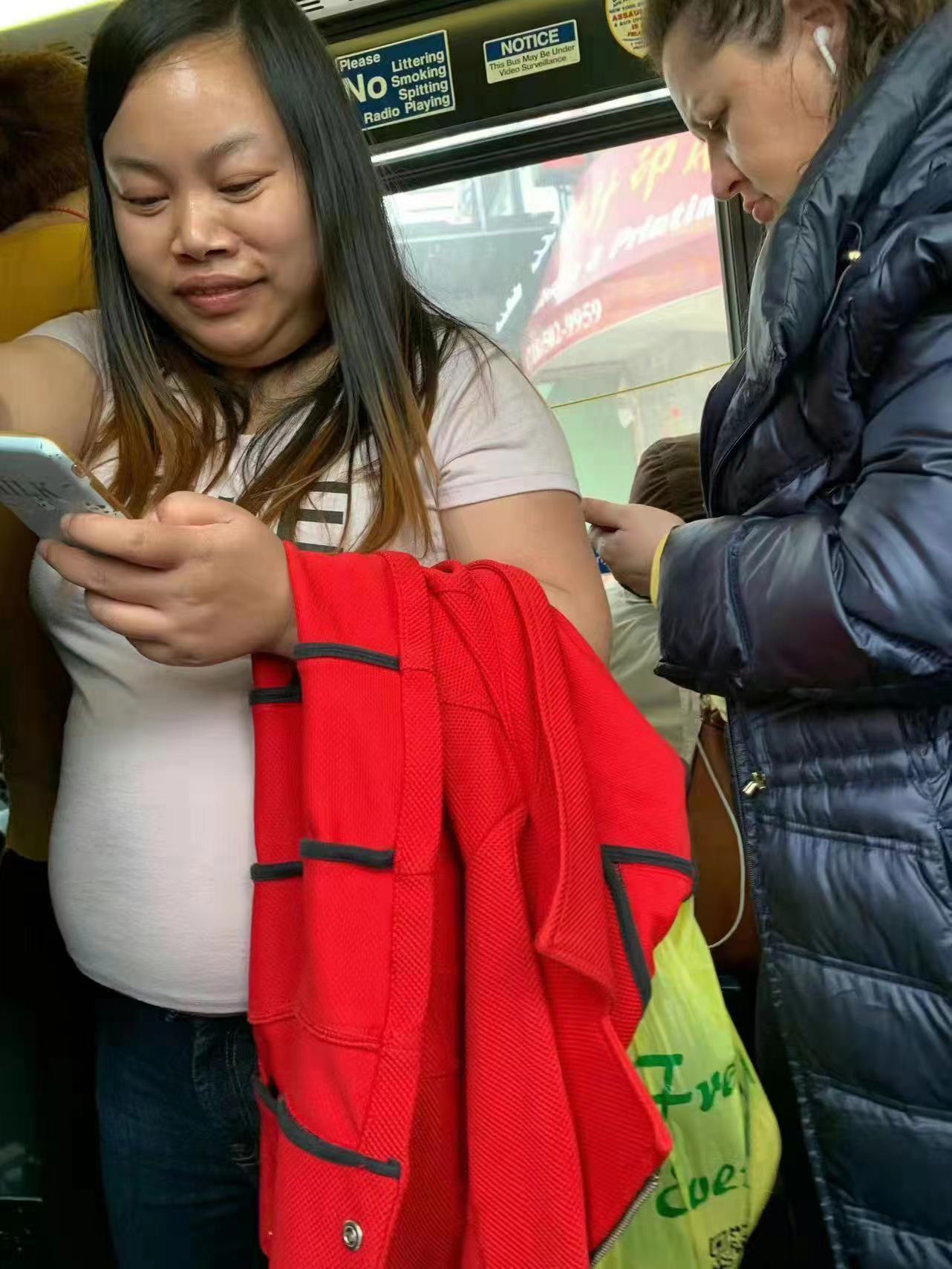 凤姐在美国的生活照，感觉又胖了不少啊，看来美国平民食品果然养人啊。个人观点，如果