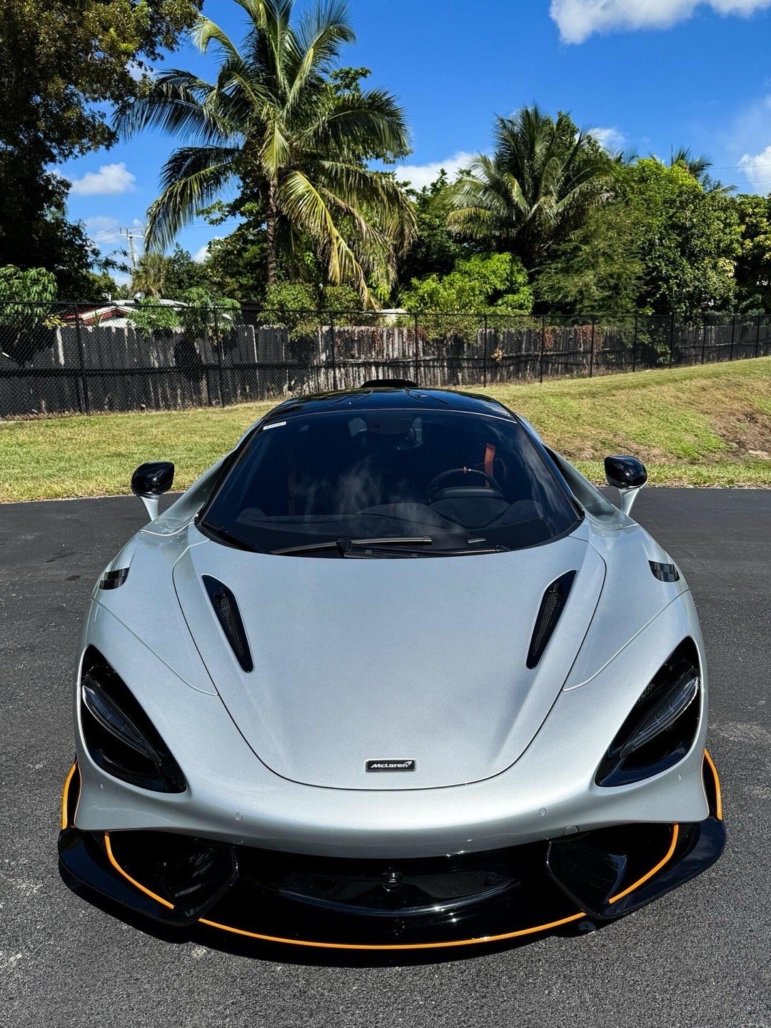 迈凯伦765LT🚗✅ 优点1.登峰造极的性能数据：搭载4.0升V8双涡轮增压发